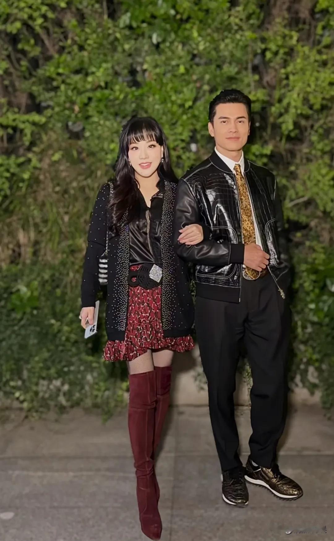 都说娶对老婆旺三代,这话确实说的没错。吕良伟和老婆杨小娟现身上海张园出席活动,