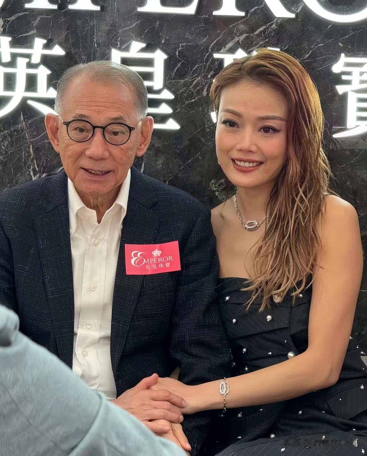 82岁的杨受成与45岁的容祖儿，前不久一起出席某活动，两人亲昵地搂着肩膀合影