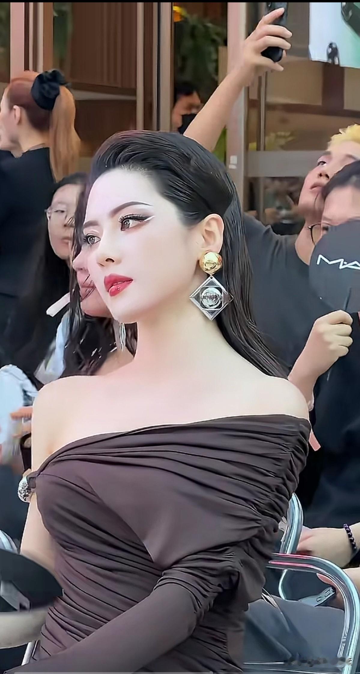 这位美女姐姐外形冷艳，气质高雅，自身霸气侧漏，妥妥的职场御姐风范。她五官轮廓