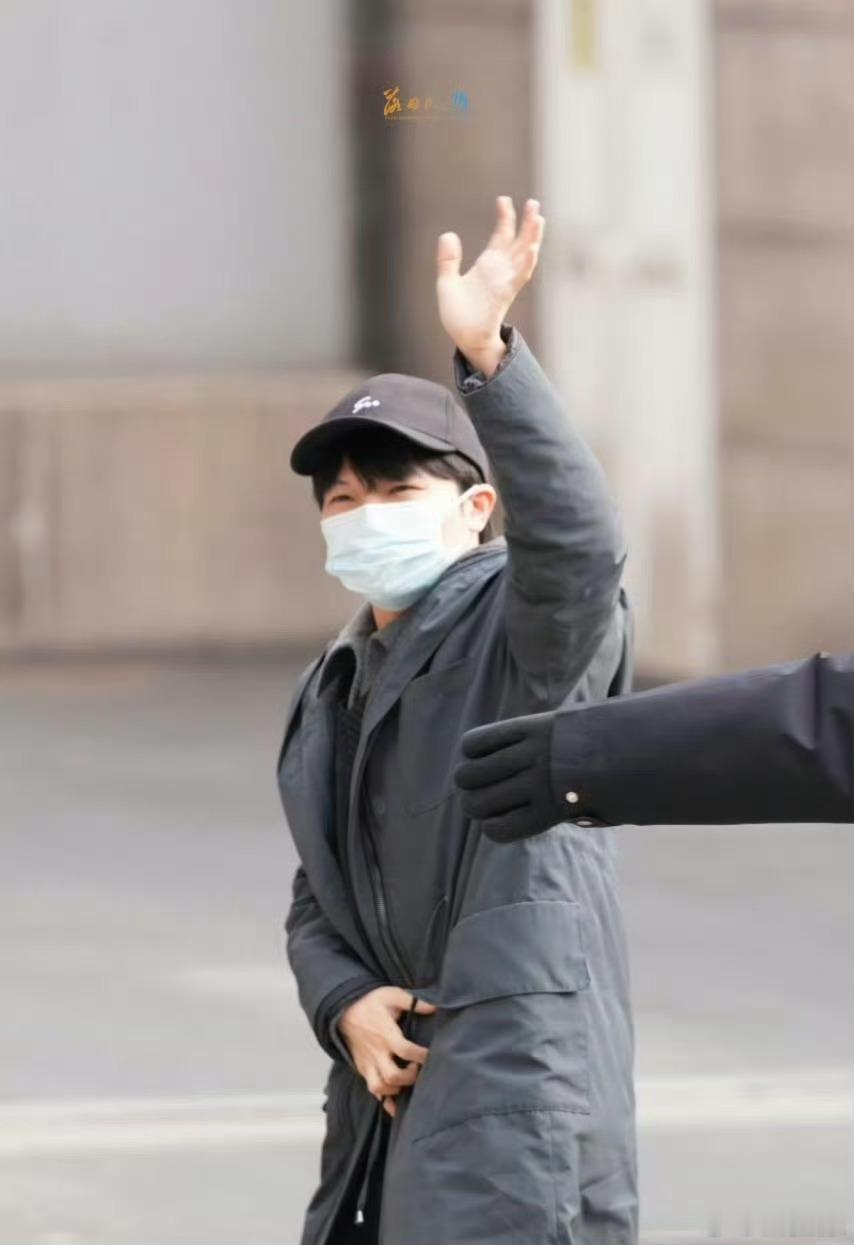 周深又穿着春晚战袍来了哈哈哈哈哈哈周深又穿上他的“半永久战袍”参加央视春晚彩排