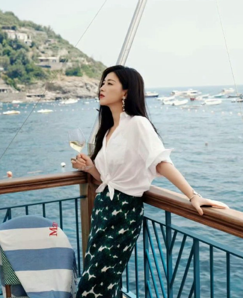 朱珠的美是美人在骨不在皮的最好诠释，骨相的利落搭配皮相的柔和