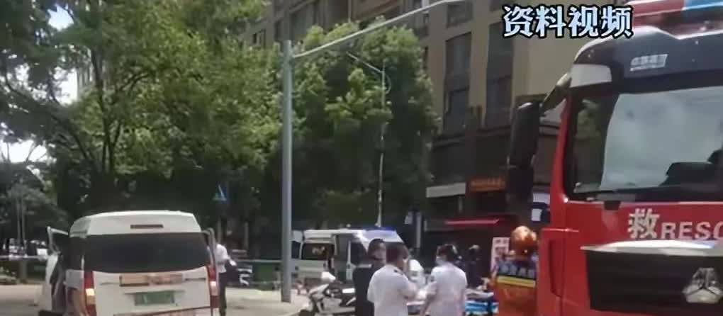 山东荣成一家被撞的事情告诉我们有些人就不适合开车别拿生命当儿戏，驾照不能