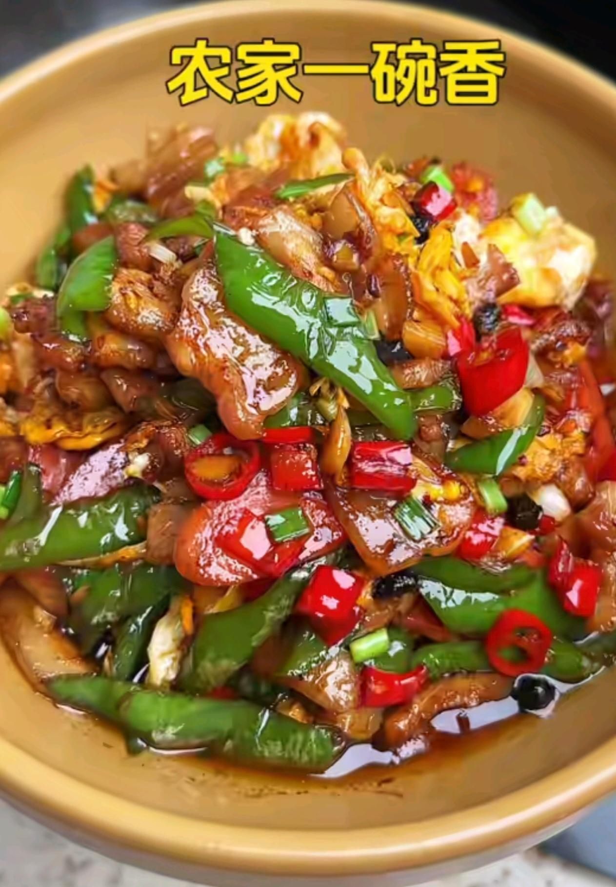 姐姐爱做饭，闲暇下来就潜心研究菜谱，厨艺很是了得。她做的每一道菜都色香味俱全