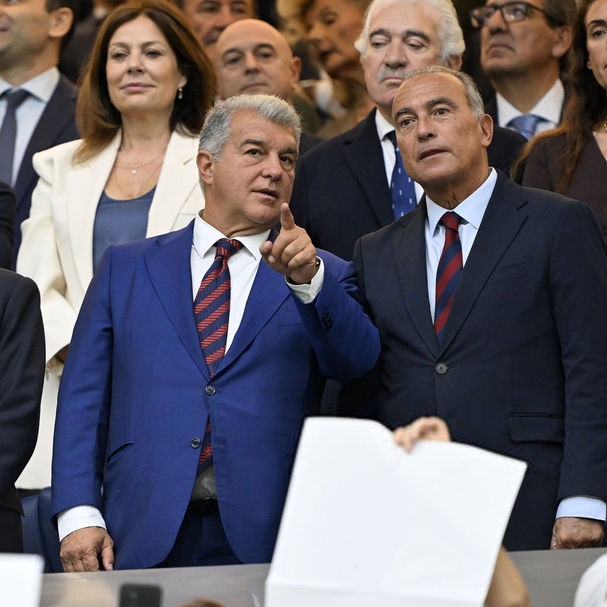 马卡报：拉波尔塔昨天抵达甘伯城，他鼓舞了巴塞罗那球员的士气并告诉他们：尽管失败令