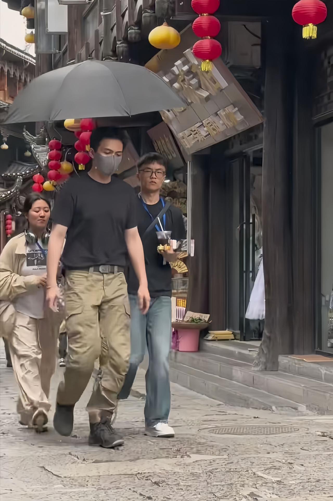 张彬彬在湖南被偶遇，他本人真的好高大啊。张彬彬身穿黑色上衣和工装裤，身型很有