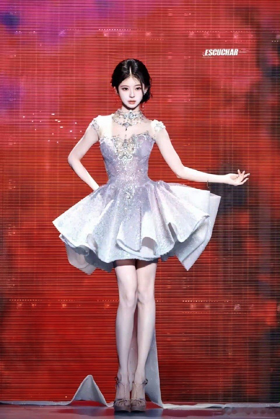 这是不是鞠婧祎的理想身高和容貌[思考]​​​