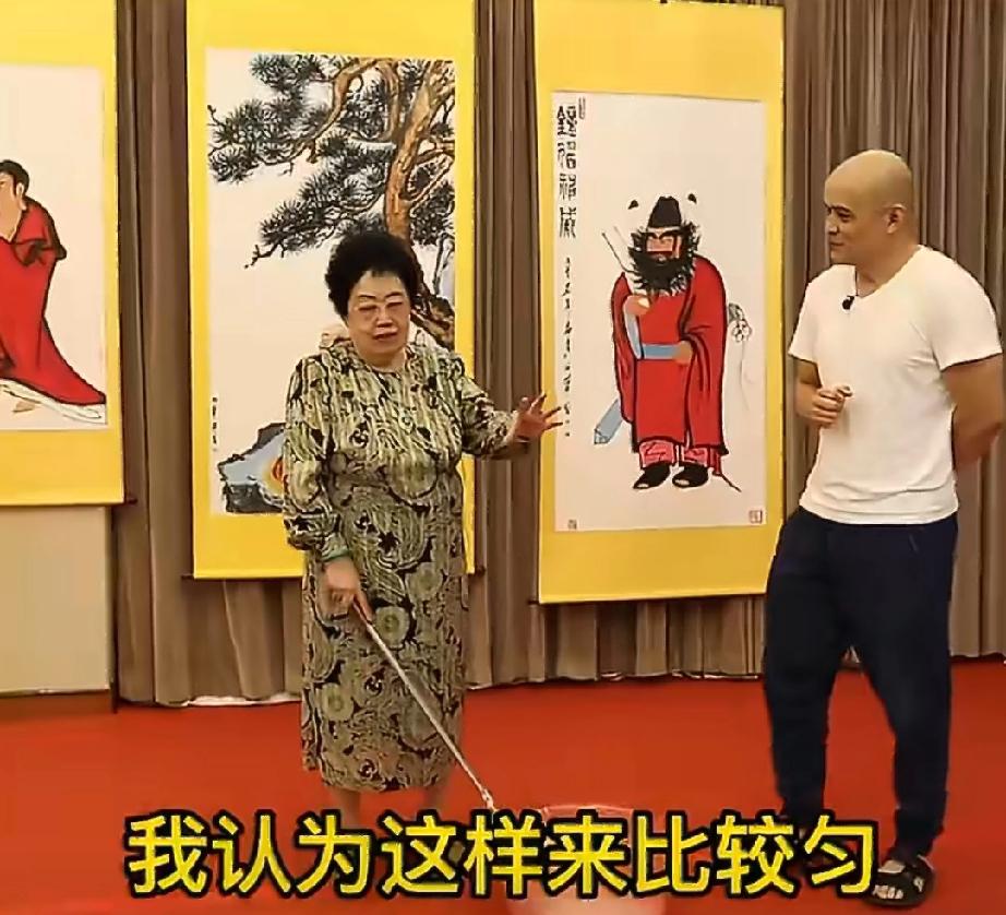 陈丽华这样的财富量级，是不是走到哪里都自带光环，一举一动都备受追捧啊？刷到