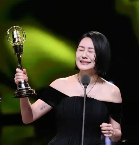 大S走了我认了，小S停工八个月我也忍了，可她带着姐姐上台这幕，我是真忍不住泪