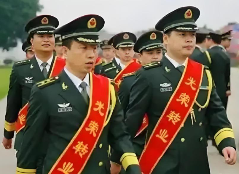 当兵的也太“卷”了！明明干满12年就能转业、稳稳端上体制内铁饭碗，可大批老兵