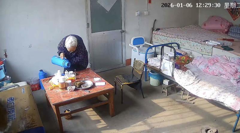 我真的受不了了，我想哭！我家老娘90岁了，耳朵不聋，能自理，脑子比我们都好使。每