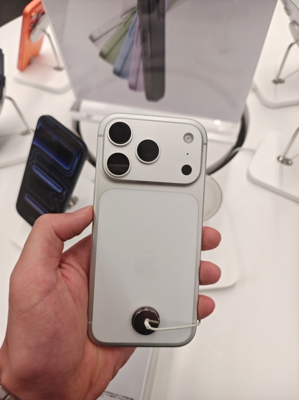 第一批用上iPhone17的人出现了iPhone17Pro/Max还得是银色好