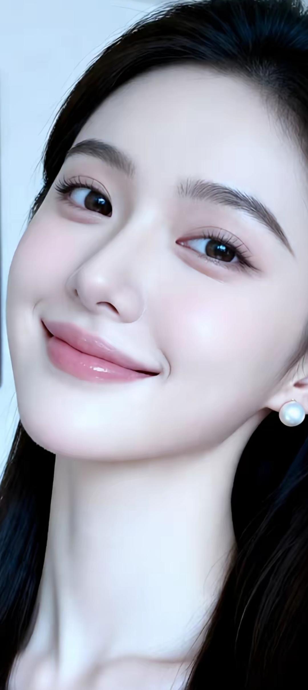 微笑的甜美瞬间，珍珠耳环的点缀，自然妆容的清新。