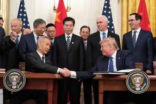 特朗普撸起袖子，本想狠狠敲中国一笔，结果却喂饱了“第三国”特朗普上台后高举
