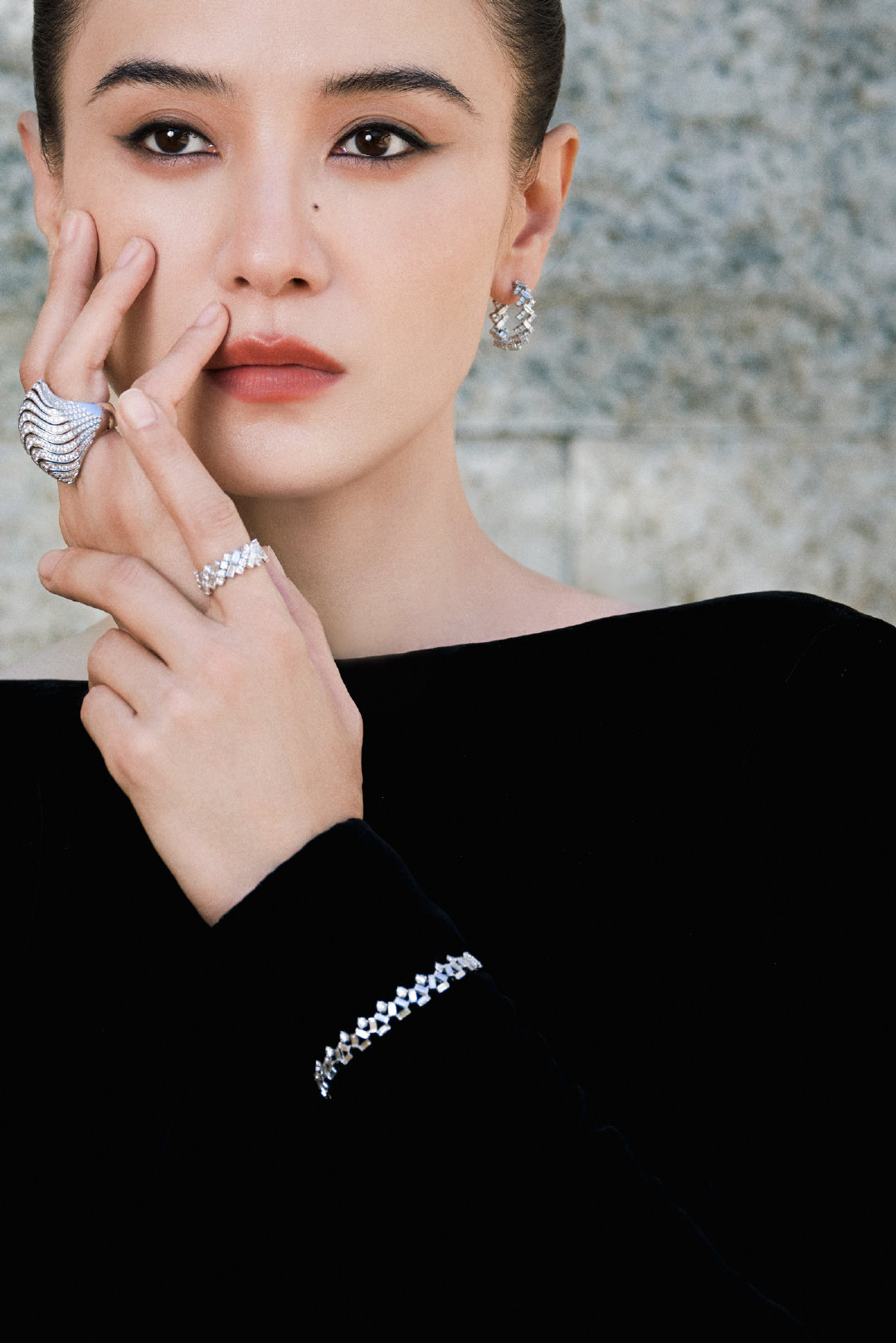 宋佳金鸡女神造型出图黑色长裙大露背，这个气场谁看了不想喊一声妈妈🤤🤤