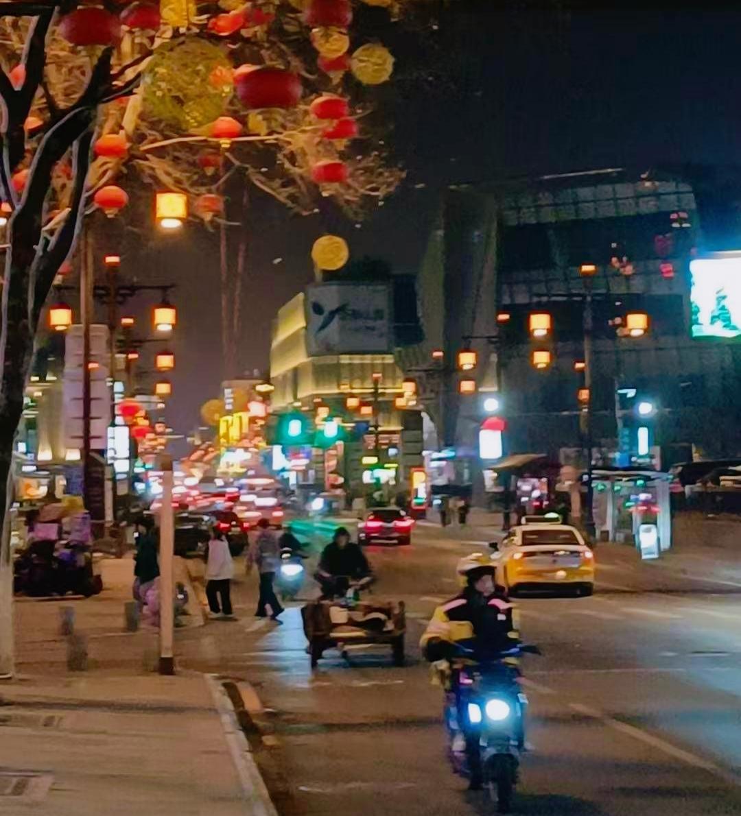 人，都是逼出来的。去年十月份开的服装店倒闭了，背了一身债，以为送外卖只是过渡一下