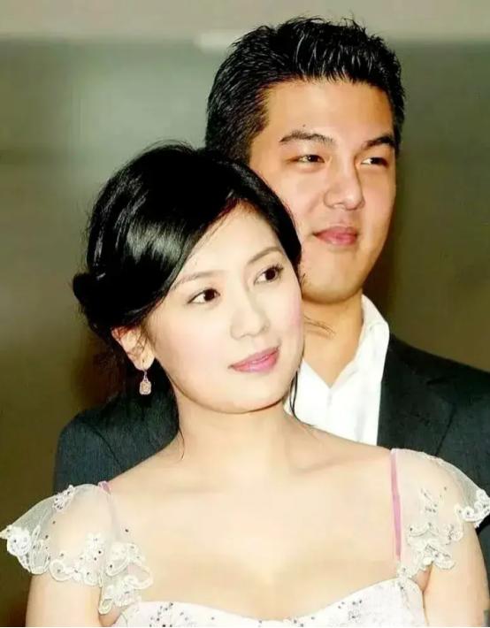 2005年，贾静雯与孙志浩未婚生子。但生产那天，孙志浩却说:“我弱精症哪来的孩子