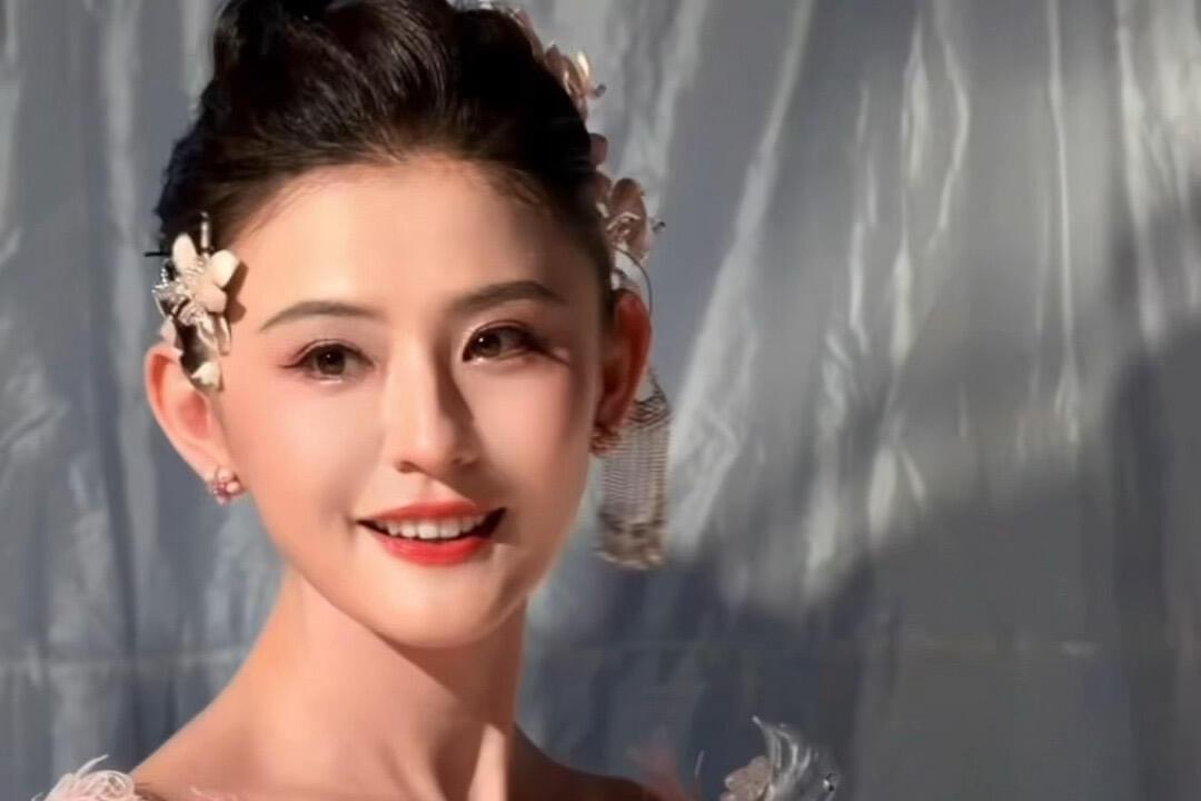 热依扎在春晚《立春》节目里身穿Lanyu蘭玉高级定制的造型，真的太惊艳了！一出场