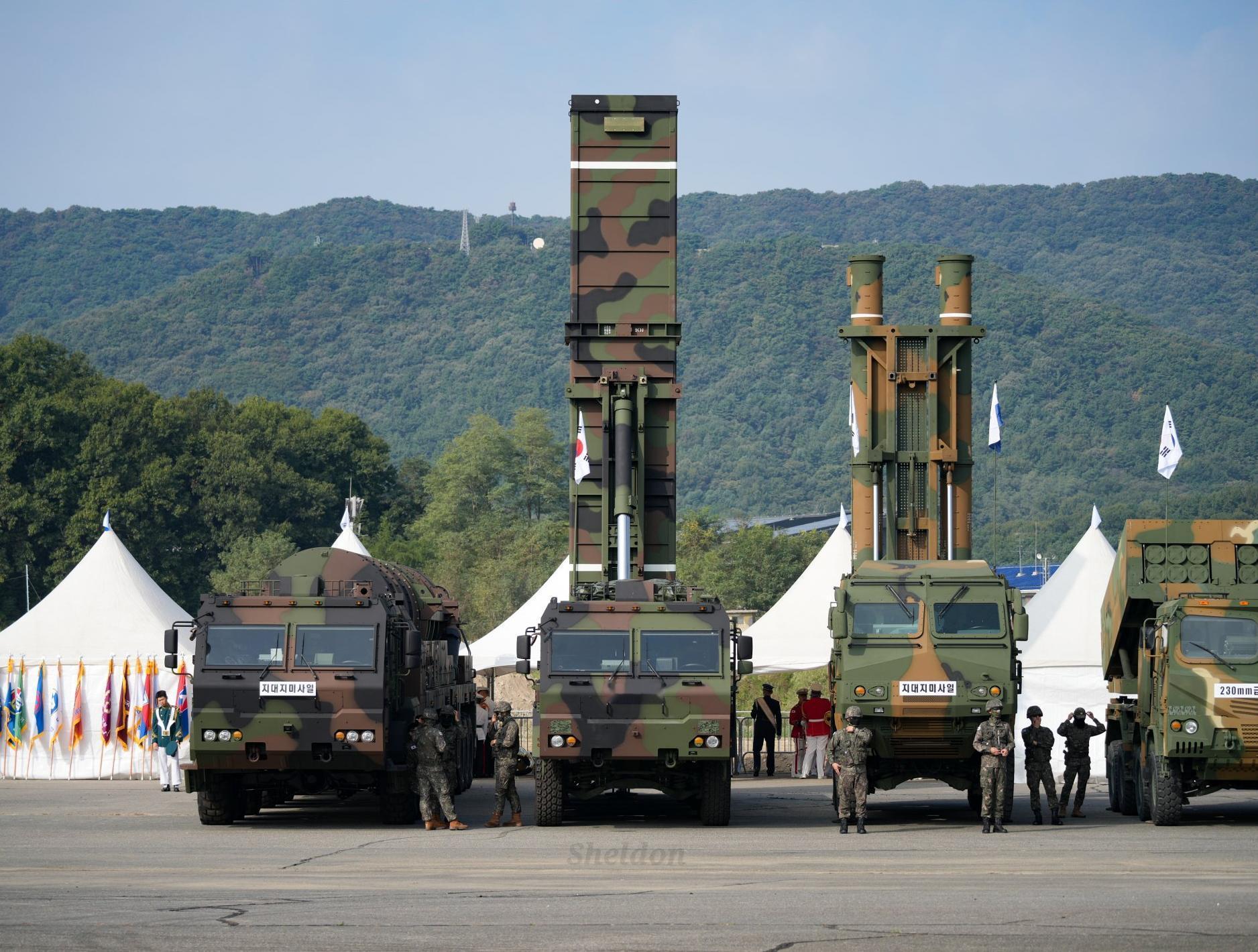 韩国玄武-5弹道导弹的K901发射车、玄武-4-1弹道导弹的K502发射车和