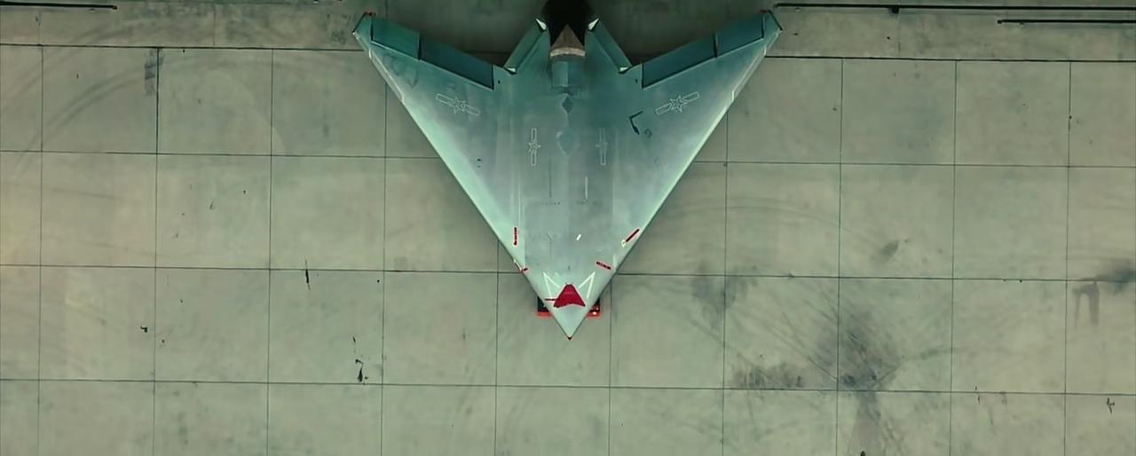 在2025年11月11日，中国空军公开的画面中，终于给大家看了服役飞行状态的攻击