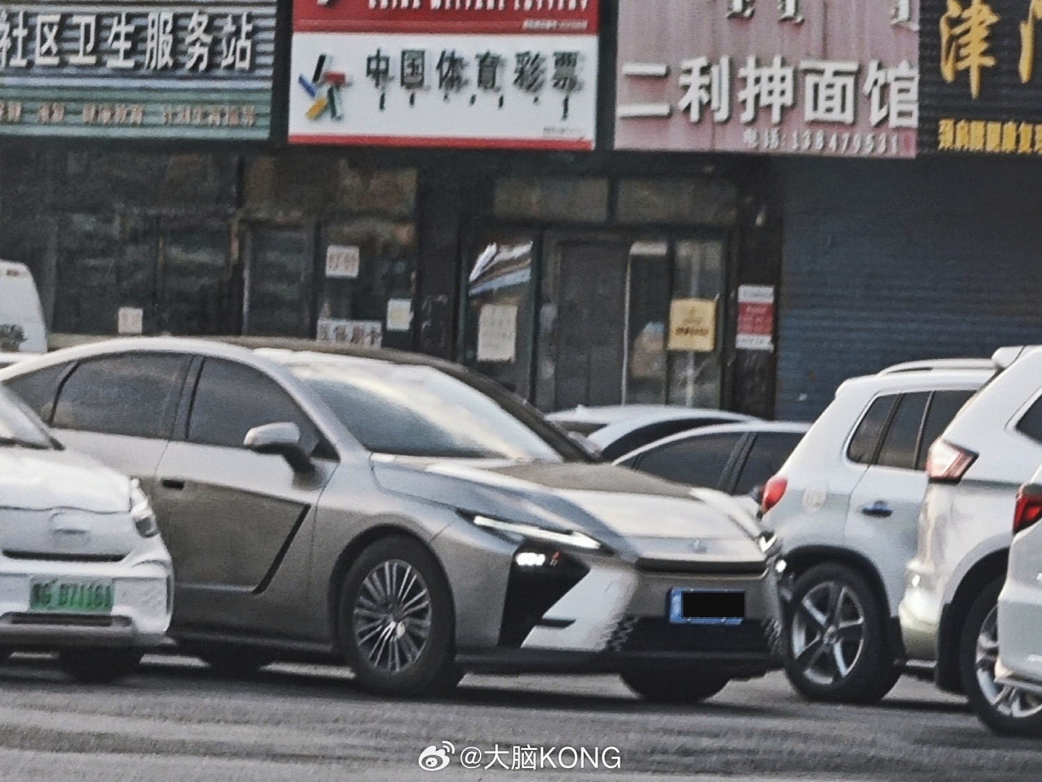 路遇新凌志ES(XZ20)，虽然雷克萨斯销量下滑，但ES目前依旧排位进口车销量