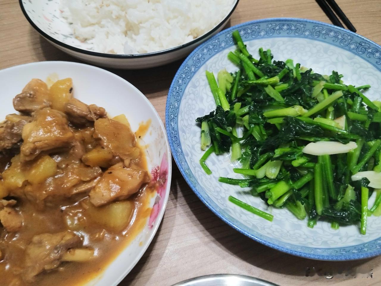 看看山东男人多能吃！今天晚上，炖了一个大土豆一条鸡腿，老公嫌少了，说炖一条鸡