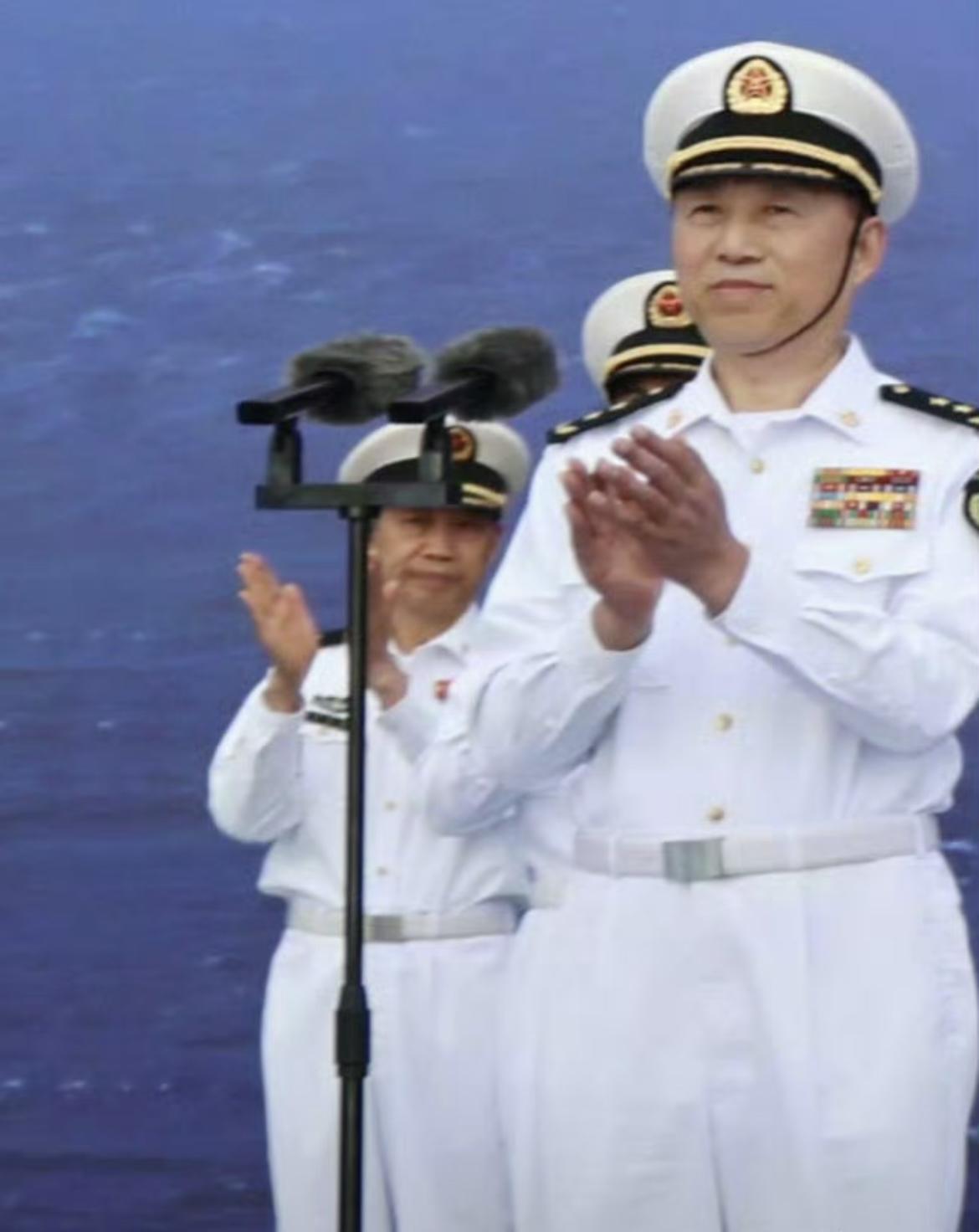 人群中看到马院士的这一刻，泪目了！他像位老父亲一样，看着自己的孩子长大了、出息