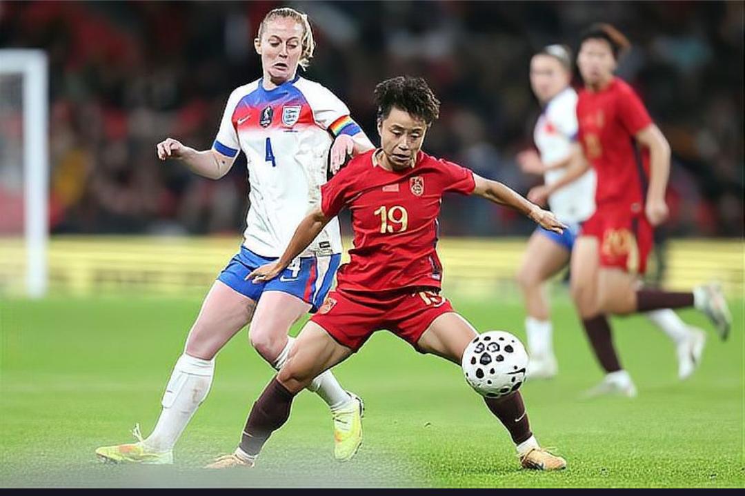 伦敦温布利大球场，11月29日晚，记分牌定格在8-0——中国女足被英格兰队横扫，