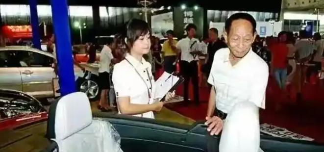 2008年，袁隆平院士在车展上被一辆68.8万的敞篷奔驰吸引，忍不住摸了一把，就