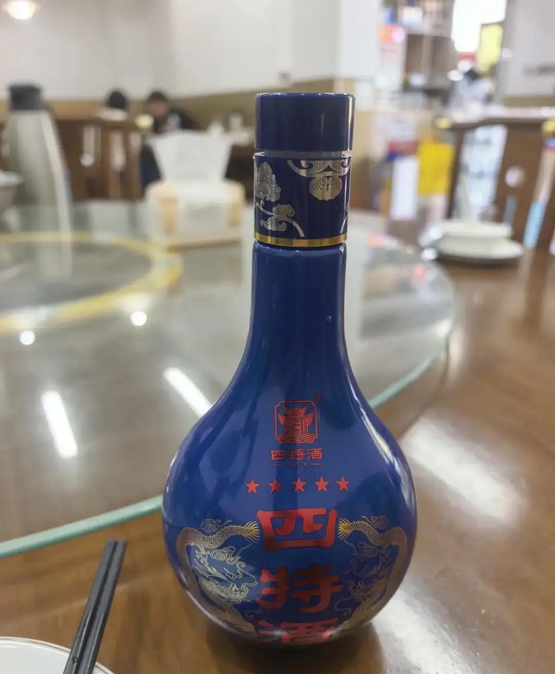 一连五天喝酒，辛苦啊！第一天，周六，同学儿子结婚，中午赴喜宴，剑南春，2杯，四两