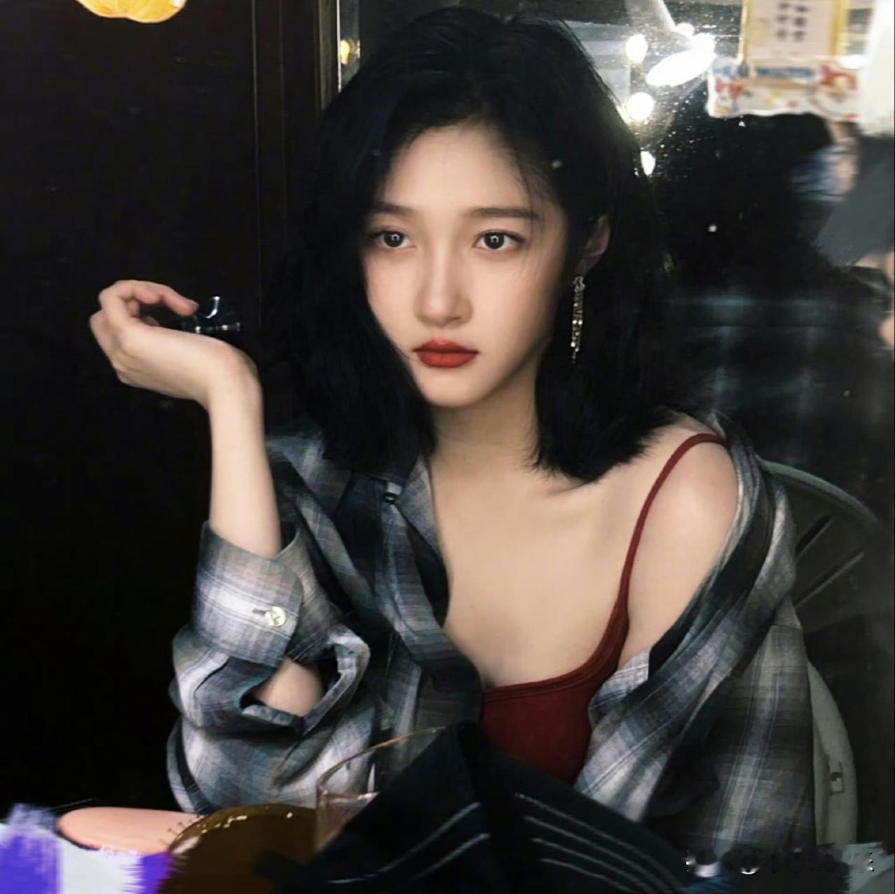 14岁的关晓彤，就凭借逆天的身材比例惊艳众人。当时身高已达一米七的她，大长腿格外