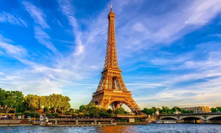 昨晚，与一位法国朋友聊天，他透露了一个令人诧异的消息！他说，过去中国手机