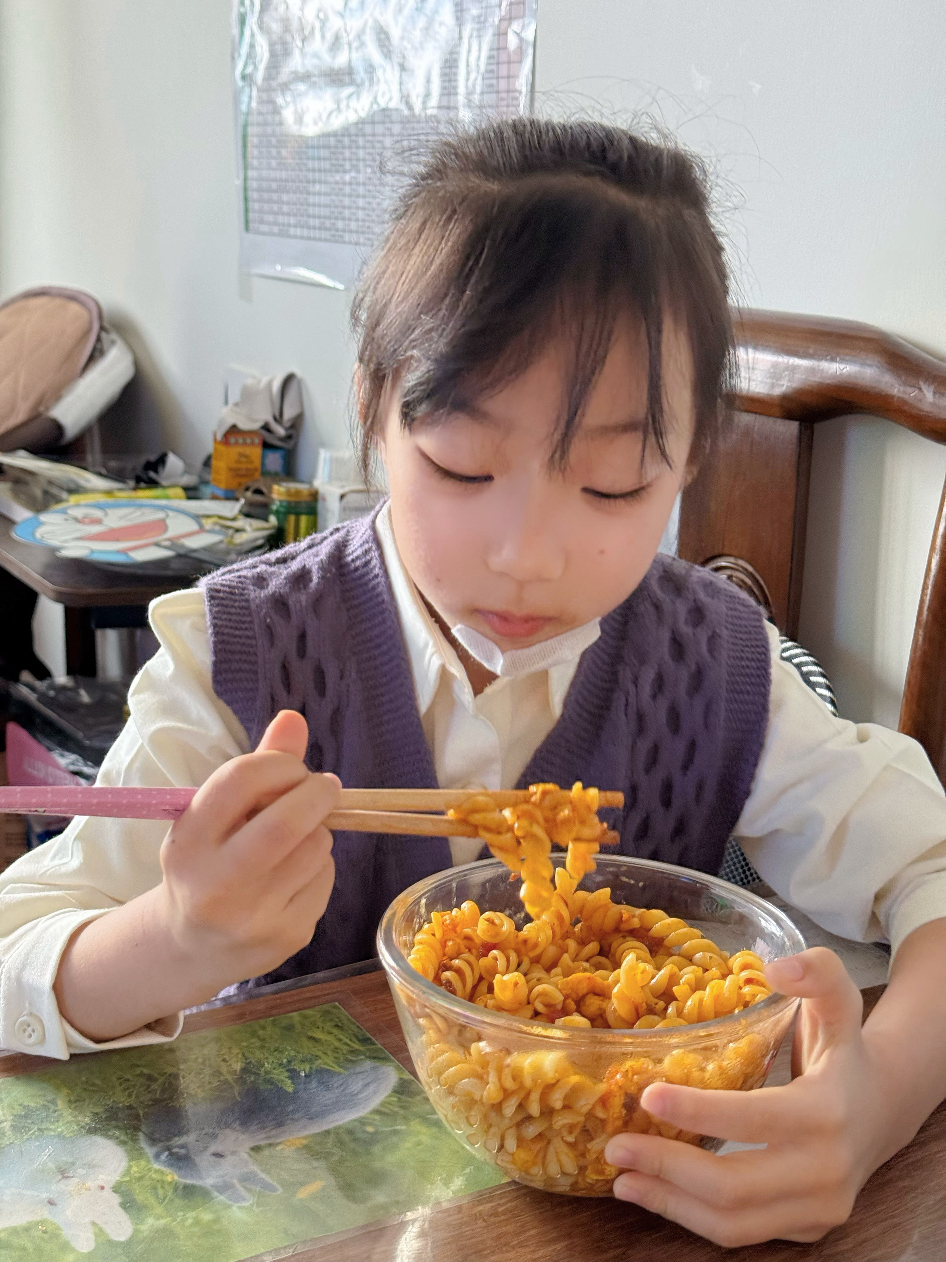 人类幼崽的治愈干饭时刻✨被一碗番茄肉酱意面治愈啦。不催饭、不追喂，安安静静大口干