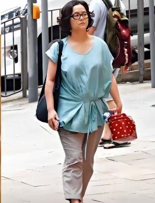 1995年，叶蕴仪拒绝林志颖的表白，转身嫁给身家千亿的陈柏浩。5年后，叶蕴仪生下