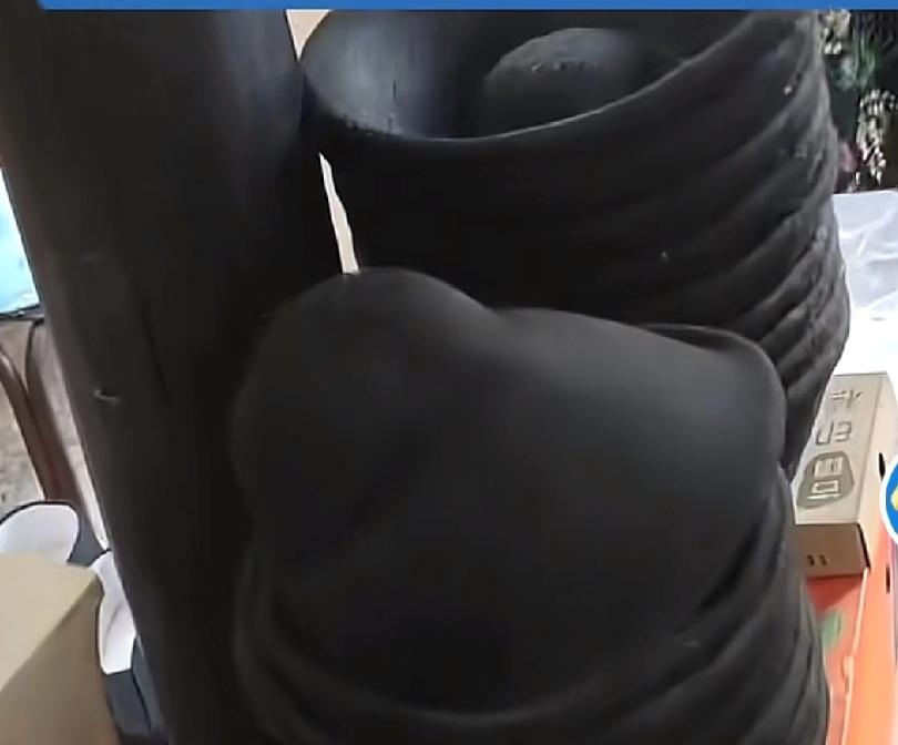 男子在绍兴知名古镇游玩的时候，看到路边有卖帽子的，帽子的设计非常特别，于是就想跟