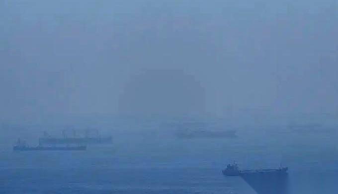 前一天还把霍尔木兹海峡堵得死死的伊朗，5月2号，突然自己把门闩给抽了。一张新方