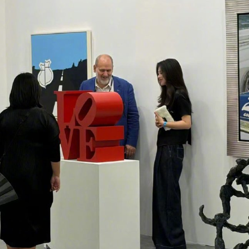 朱珠的魅力真的太持久！看展时神情专注投入