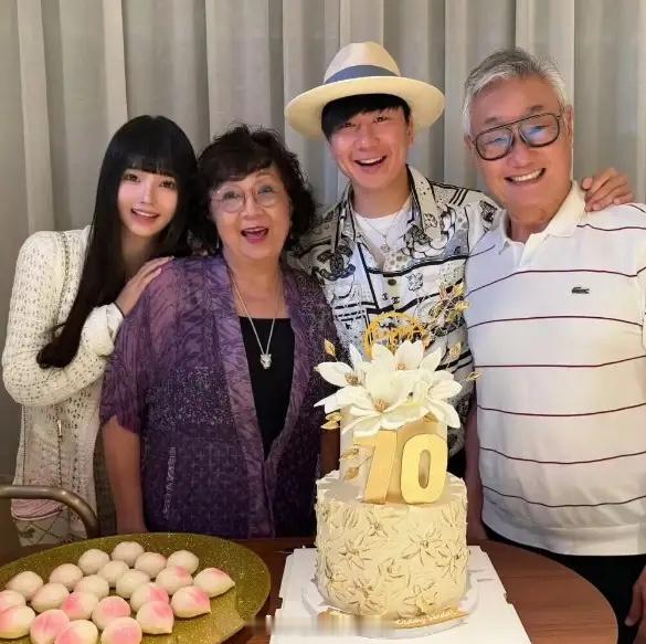 林俊杰参加女友毕业典礼，合影被指像父女最近歌手林俊杰在社交平台分享了很多日常照片