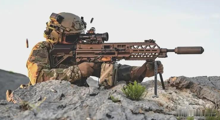 打破传统思维壁垒，不再纠结！实战催生而来的美俄新一代班用机枪，有哪些不同之处？