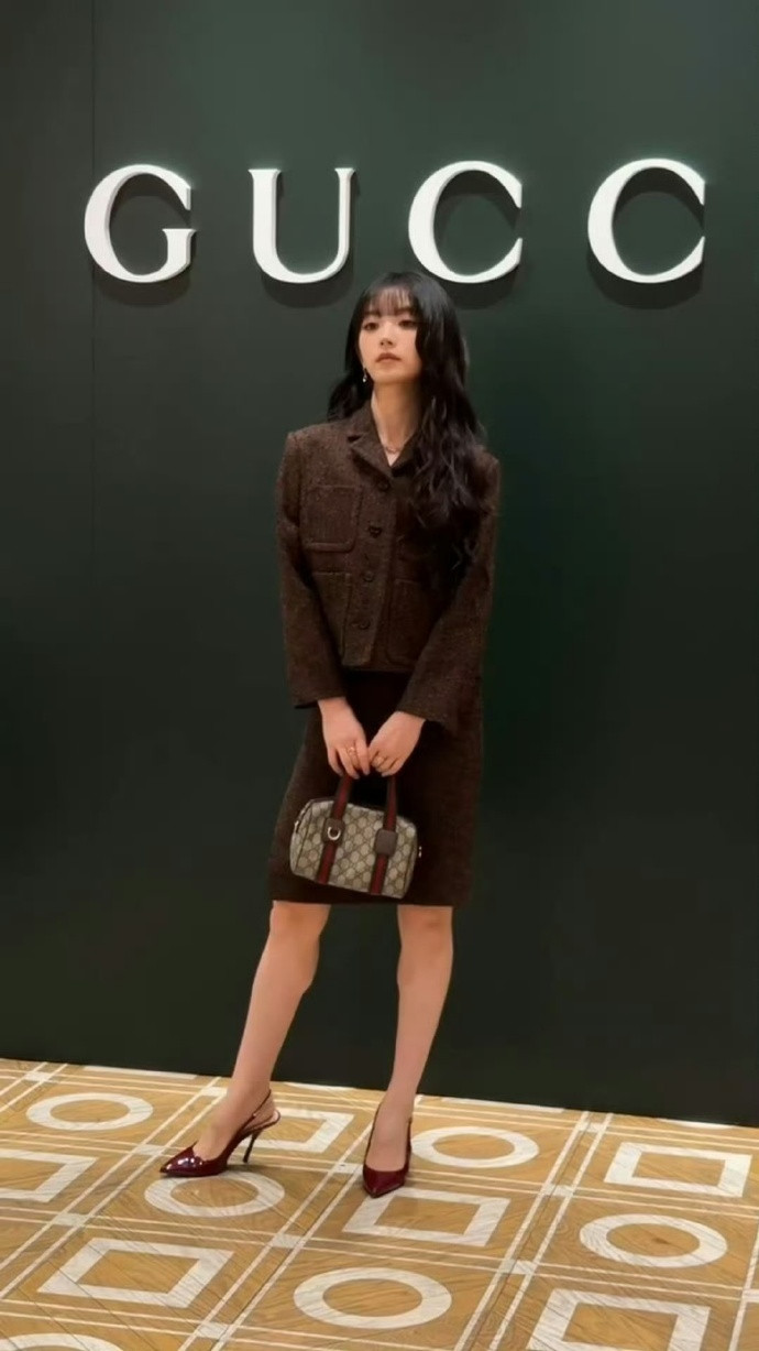 田曦薇棕色小香套装田曦薇大小姐视察自家产业即视感田曦薇身着棕色小香风套装亮相，