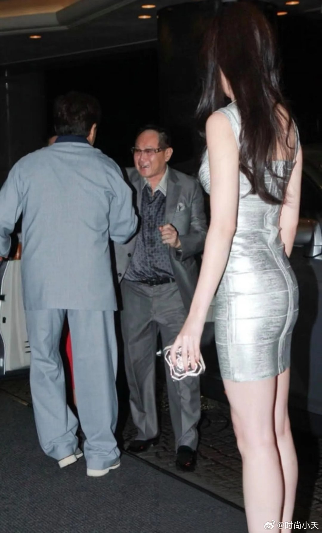 成龙带的美女背影好曼妙，她是谁？