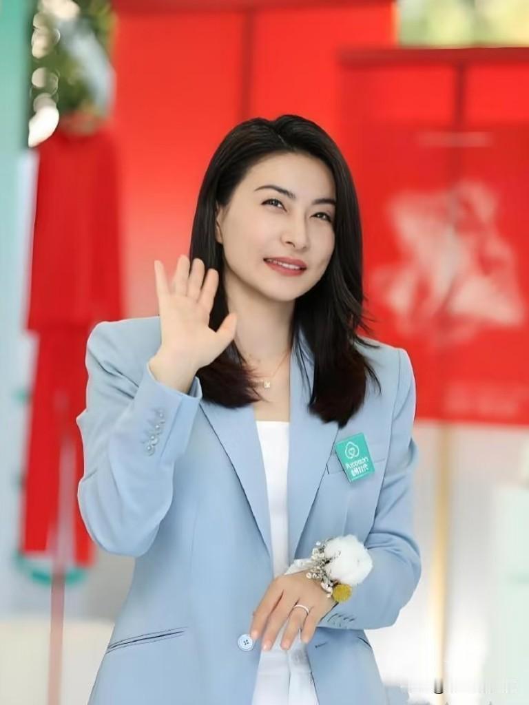 这一幕真是把我看乐了！身家千亿的霍家老爷子背个旧包，跟儿媳妇在大街上围着一辆58