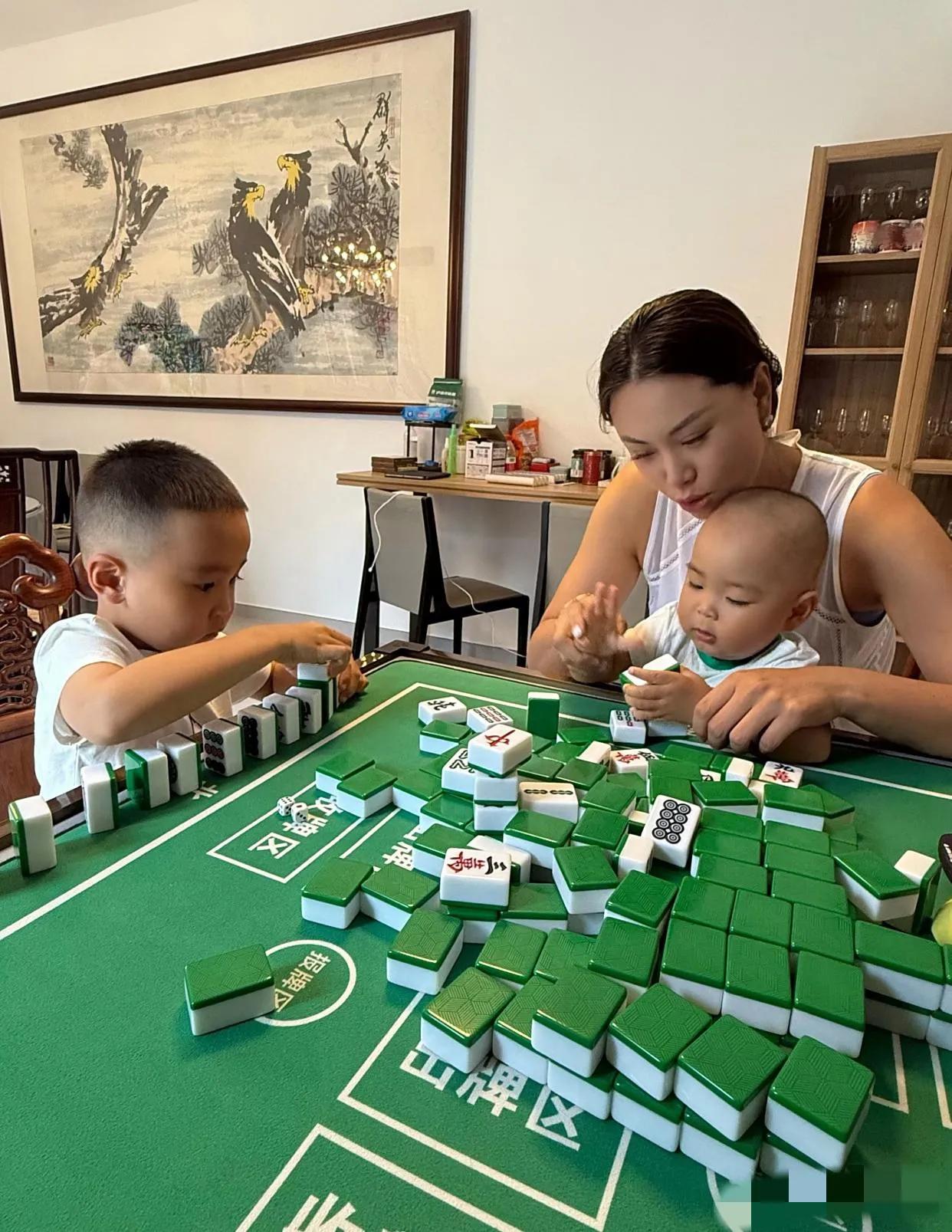 女排名将曾春蕾与一双儿女同框：画面中的曾春蕾稍显发福，发型一丝不苟，两道剑眉在光