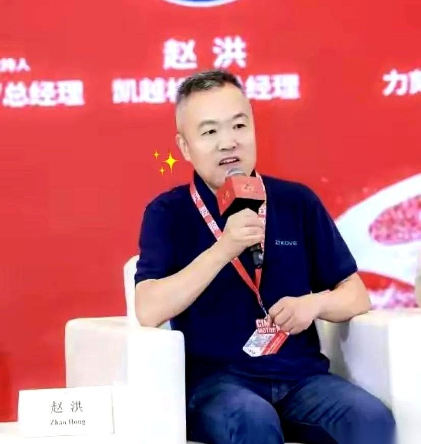 重庆摩博会现场，凯越机车总经理当众表态，指责张雪机车没有技术含量只顾打广告。而