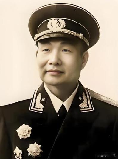 1940年，延安，朱仲芷主动跟丈夫萧劲光离了婚。那一年她已经是六个孩子的娃，和萧