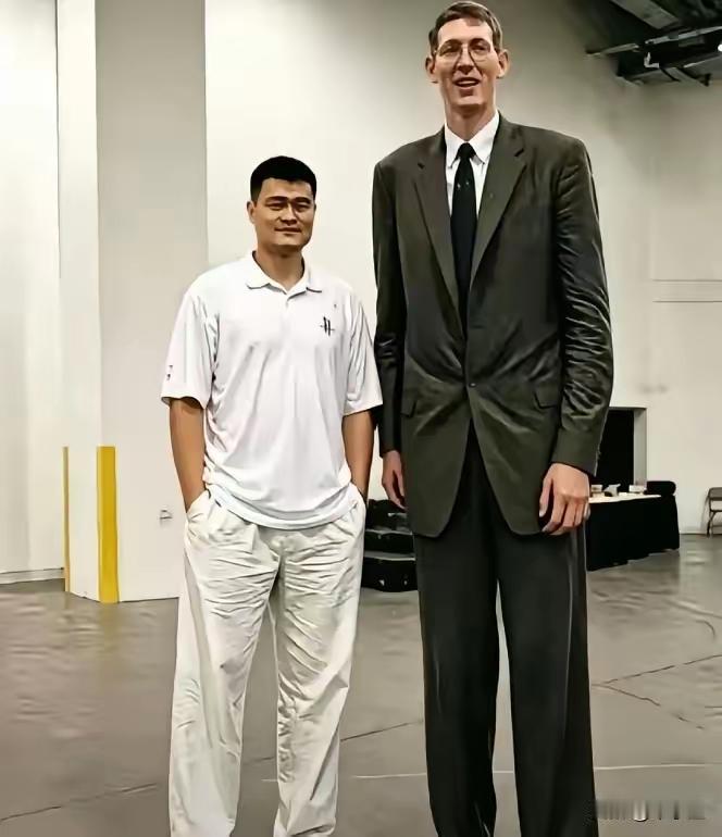 在我们自己自的认知里姚明已经是当今此较高的人了看了这张图片才真正理解什么