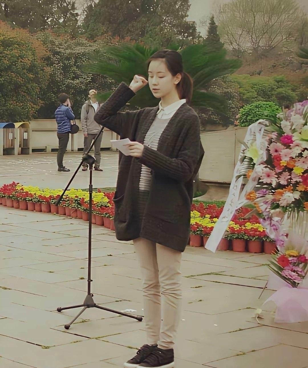 据说这是陈都灵素人时期，这颜值适合做明星吗？