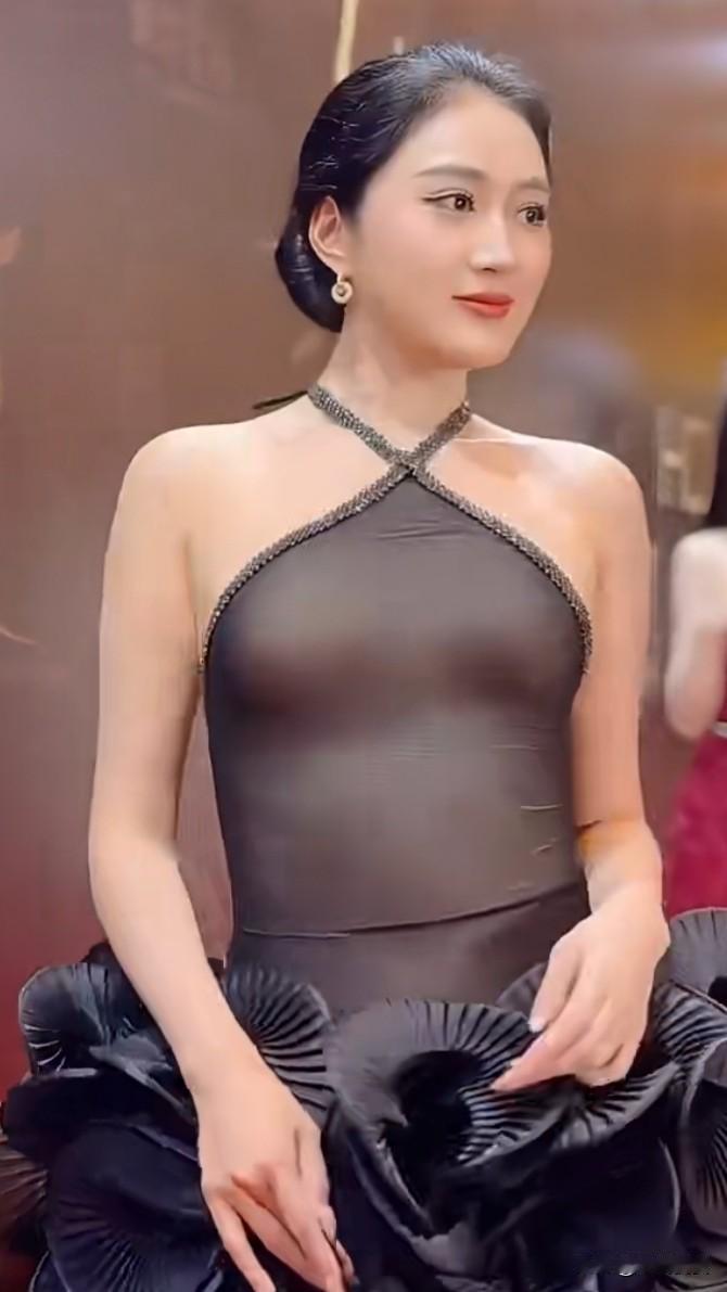 徐紫嫣｜2025世界旅行小姐全球总冠军。长相温婉大气，越看越舒服。不靠浓艳夺人眼