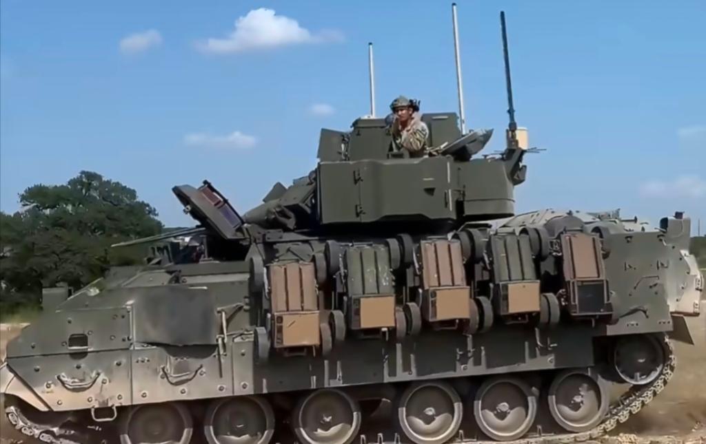 美国陆军第一骑兵师的M2A4布雷德利步兵战车在演练。车体左侧携带有5辆“火蚁”小