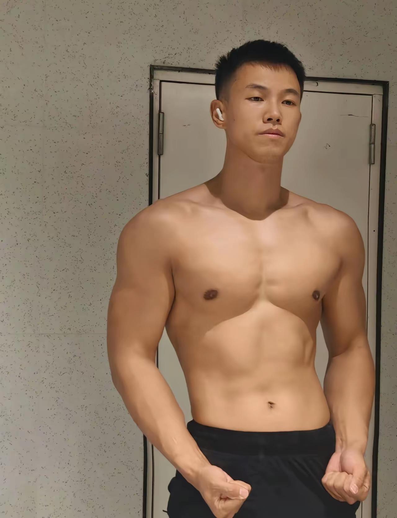 晒图笔记大赛最近的公园和街区像开了什么“帅哥大会”，跑步的、骑车的、遛狗的，一个