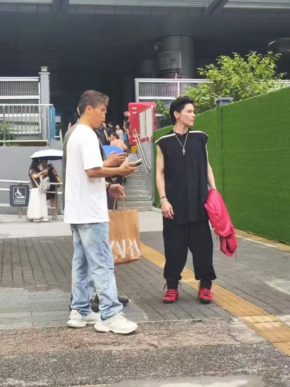 8月27日，向佐、胡军、李乃文同框亮相深圳街头，三位重量级的帅哥同框画面令网友大